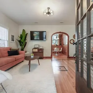 Apartment Mid-century Manor Close To Downtown And Food Spots, Tampa